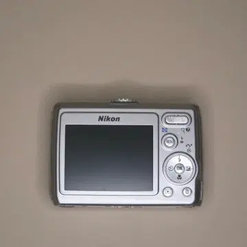 니콘 쿨픽스P4 / Nikon Coolpix P4 / Silver | 브랜드 중고거래 플랫폼