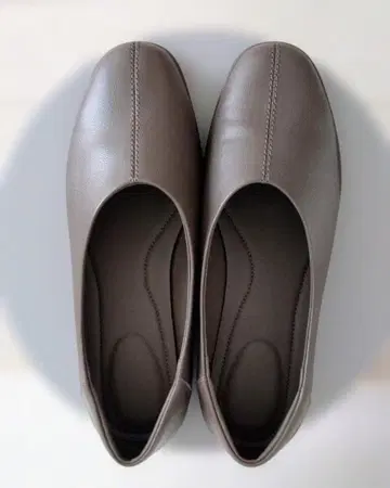 UNIQLO : C 스퀘어 플랫슈즈 25cm 34brown