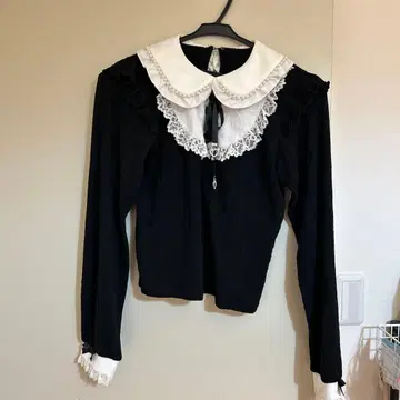 NOEMIE 아가씨 하트 참 레이스업 티셔츠