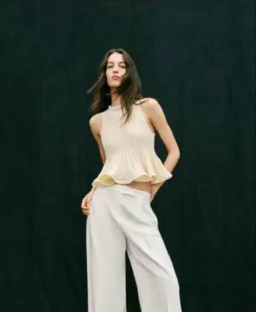 완판템 ZARA 리브 니트 페플럼 상의 M 에크루
