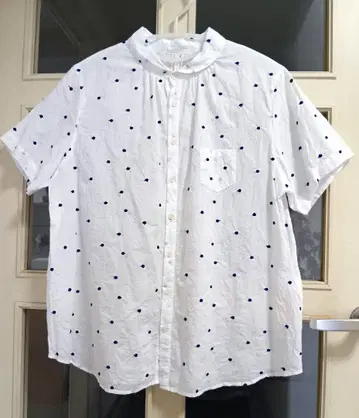 NaturalLaundry 도트 자수 개더 셔츠 (오프 x 네이비)