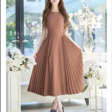 에밀리아 위즈 플리츠 민소매 원피스 브라운