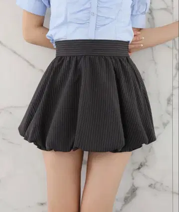 NICE CLAUP 핀스트라이프 벌룬 미니 스커트