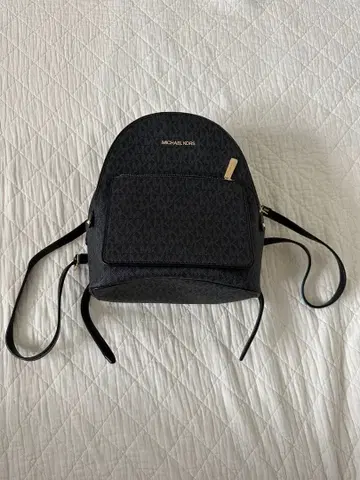 MICHAEL KORS 모노그램 백팩 블랙