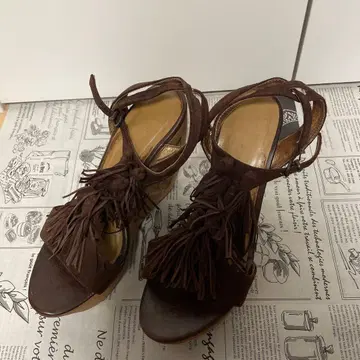 웨지솔 샌들 통굽 힐 브라운 스웨이드 프린지 장식