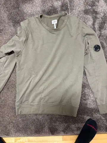 C.P. Company 렌즈 포함 맨투맨 올리브