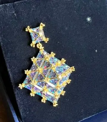 SWAROVSKI 스와로브스키 귀걸이 [ 한쪽용 ] 피라미드 큐리오사