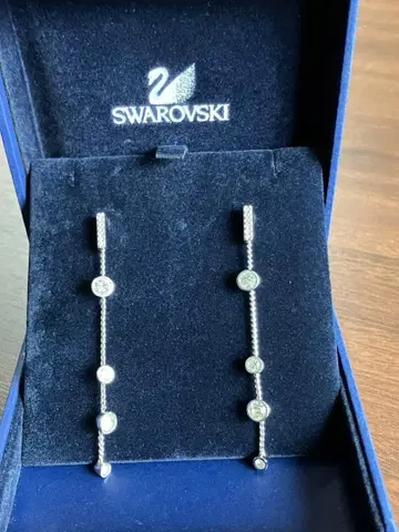 SWAROVSKI 스와로브스키 귀걸이 [양쪽 귀용] 클리어 스와로브스키