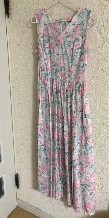 새상품급 Laura Ashley 로라 애슐리 꽃무늬 민소매 원피스 9호