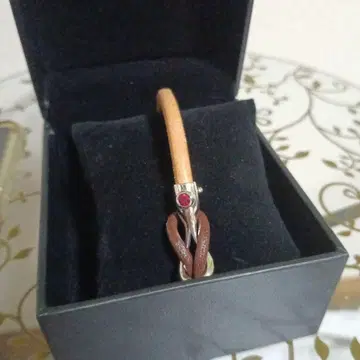 가죽 팔찌 루비 장식