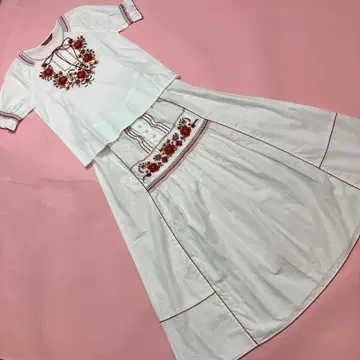 핑크하우스 화이트 꽃 자수 스모킹 자수 사용 블라우스+스커트 set