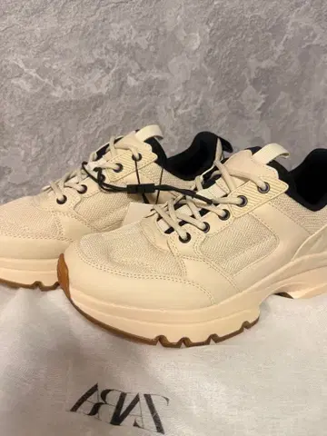 ZARA 청키 밑창 스니커즈