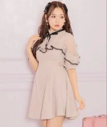 로지타 어깨 트임 케이프 원피스 핑크
