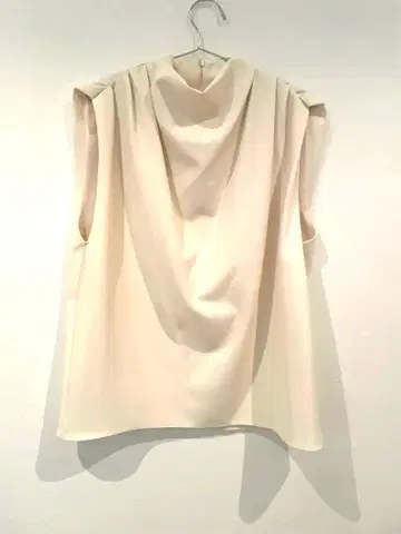 ZARA 슬리브리스 상의 아이보리 M 사이즈