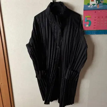 스페치오 플리츠 가공 스탠드 카라 코트 블랙