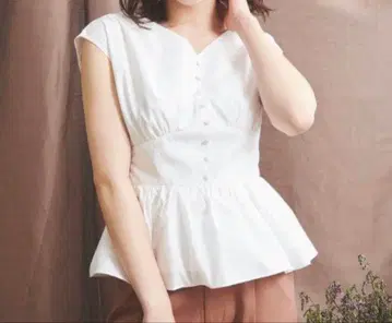 Noela 노엘라 화이트 클래시컬 블라우스 슬리브리스 허리 리본
