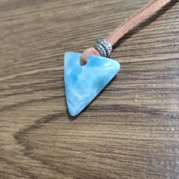 라리마 삼각형 펜던트 목걸이