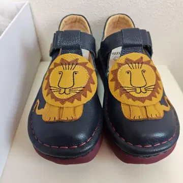 LISA LARSON x Estacion 라이온 샌들