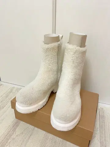 JW ANDERSON 어그 부츠 화이트
