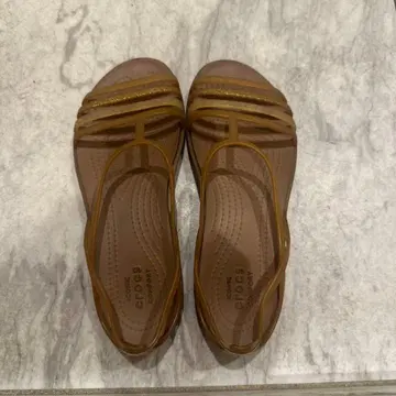 Crocs 샌들 브라운 라메 스트랩