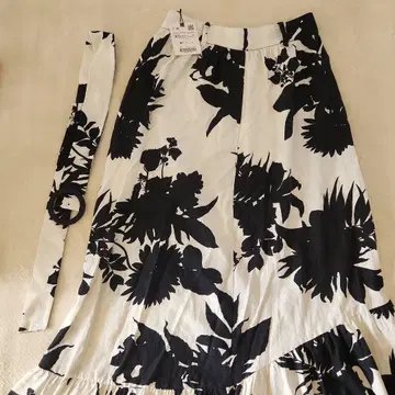 ZARA 플레어 스커트 꽃무늬 벨트 포함 XS