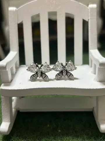 Anna Sui 버터플라이 모티브 귀걸이