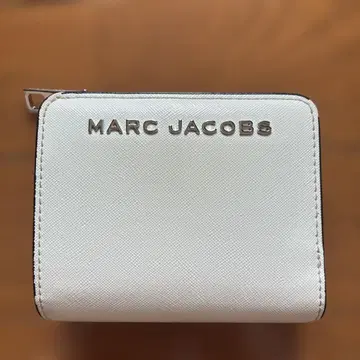 MARC JACOBS 이단 접이식 지갑 화이트