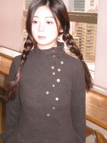 다크 그레이 긴팔 하이넥 페플럼 상의