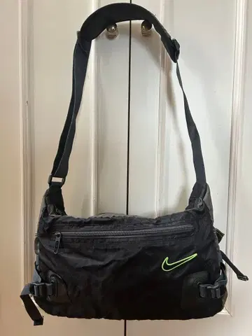 NIKE 메신저 백 블랙 네온 그린