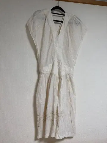 츠모리치사토 라메 스트라이프 자수 V넥 원피스 화이트 M L 롱 기장