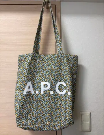 A.P.C. 꽃무늬 토트백