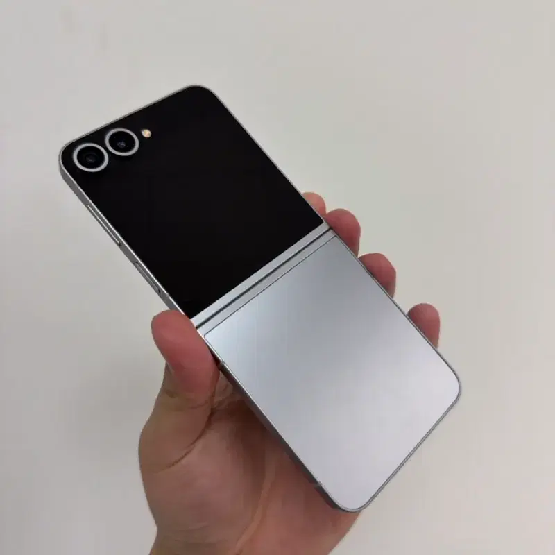 갤럭시 Z 플립6 256gb 실버색상 판매합니다!!