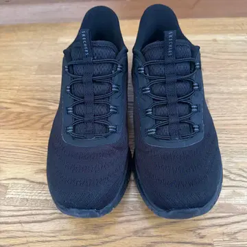 스케쳐스 블랙 컬러 스니커즈 23.5cm