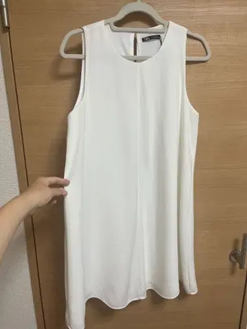 ZARA 슬리브리스 화이트 블라우스