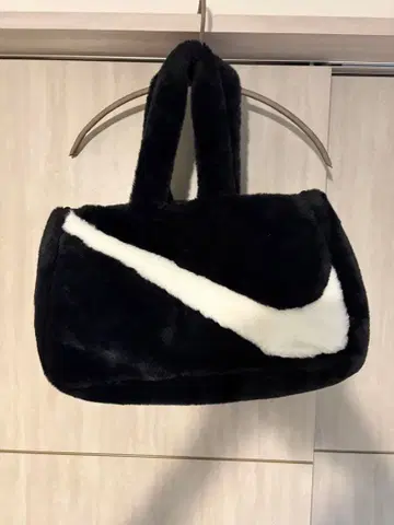 NIKE 페이크 퍼 토트백