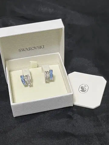 SWAROVSKI 스와로브스키 후프 귀걸이 블루 크리스탈
