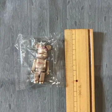 BE@RBRICK Hello Kitty 골드 키링