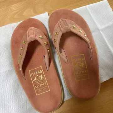 ISLAND SLIPPER 스터드 샌들 핑크