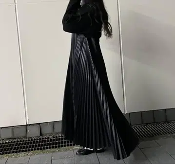 MONCLER HYKE 플리츠 롱 원피스 블랙