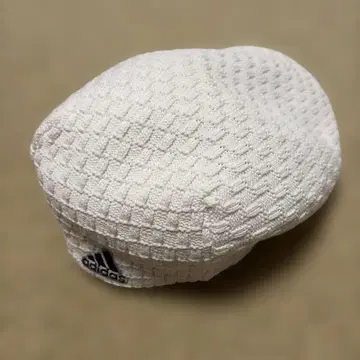 adidas 헌팅캡 화이트 니트 소재
