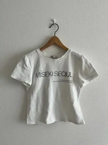 MISEKI SEOUL 로고 프린트 반팔 T셔츠 화이트