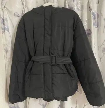 블랙 패딩 자켓 후드 부착 벨트 부착