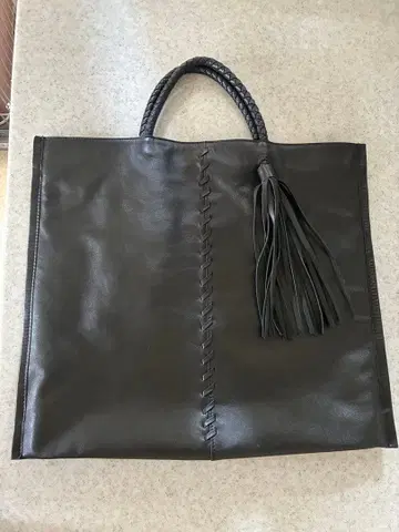 가죽 토트백 뜨개질 핸들 태슬 포함 블랙