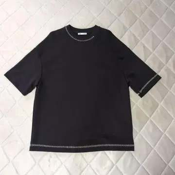 [ 새상품급 ] ZARA 대비 스티치 디자인 T셔츠 블랙 M사이즈