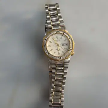 작동 확인 완료 CASIO MD-715 쿼츠 손목시계 본체