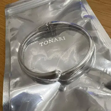 TONARI 뱅글 실버 컬러 써지컬 스테인리스
