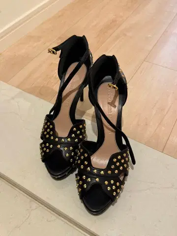 Alexander McQueen 스터드 샌들