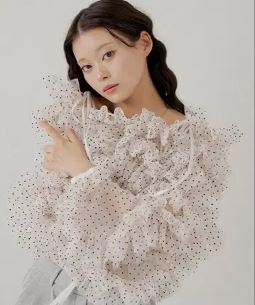 택 포함 새상품 SALON by Chico 오프숄더 튤 도트 블라우스