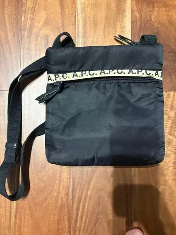 A.P.C. 숄더백 블랙