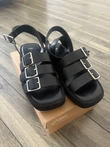 ZARA 3연 버클 샌들 블랙